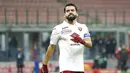 Pemain Torino, Tomas Rincon, tampak kecewa usai gagal mencetak gol ke gawang AC Milan pada laga Coppa Italia di Stadion San Siro, Selasa (12/1/2021). AC Milan menang adu penalti dengan skor 5-4. (AP/Antonio Calanni)