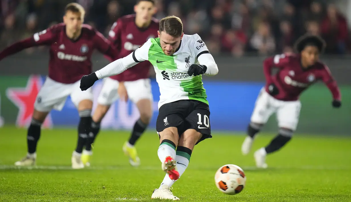 Pemain Liverpool, Alexis Mac Allister mencetak gol pertama timnya ke gawang Sparta Praha melalui tendangan penalti saat laga leg pertama 16 Besar Liga Europa 2023/2024 di Epet Arena, Praha, Republik Ceko, Jumat (08/03/2024) dini hari WIB. (AP Photo/Petr David Josek)