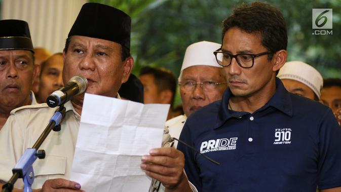 Pasangan capres-cawapres nomor urut 02 Prabowo Subianto (kiri) dan Sandiaga Uno (kanan) saat memberi keterangan kepada awak media di Rumah Kertanegara, Jakarta, Kamis (18/4). Prabowo kembali mendeklarasikan menang Pilpres 2019. (Liputan6.com/JohanTallo)