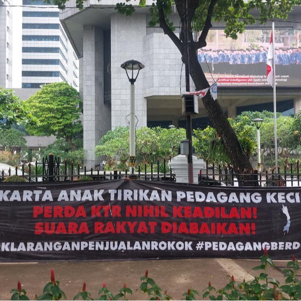Pedagang demo DPRD DKI Protes Raperda KTR