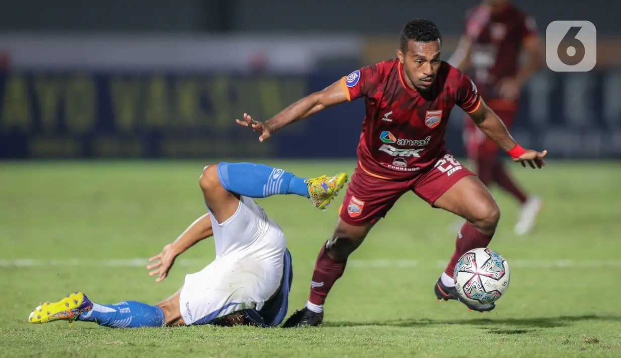 Gelandang Borneo FC Terens Owang Puhiri (kanan) berusaha melewati pemain Persib Bandung saat laga pekan keempat BRI Liga 1 2021/2022 di Stadion Indomilk Arena, Tangerang, Kamis (23/9/2021). Laga berakhir dengan skor 0-0. (Bola.com/Bagaskara Lazuardi)