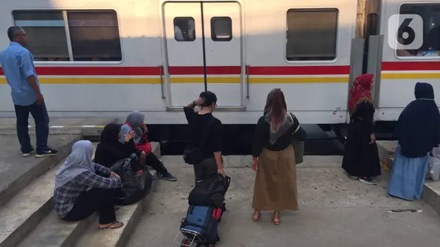 Penumpang KRL Tembus Hampir 1 juta Orang per Hari
