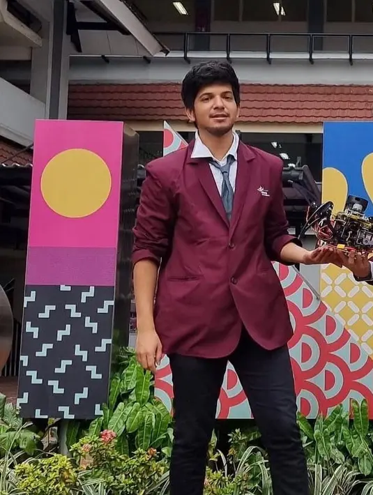 Tak seperti kedua orangtua dan kakak-kakaknya, Yusuf memilih untuk tak berkarier di industri entertainment. Ia lebih fokus kepada pendidikan. (Instagram/fenny.bauty)