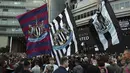 Pendukung Newcastle United merayakan di luar St. James'Park di Newcastle Upon Tyne, Inggris (7/10/20210). Klub Liga Premier Inggris, Newcastle United resmi diakuisisi pangeran Arab Saudi, Mohammad bin Salman. (AP Photo / Scott Heppell)