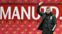 Manajer Manchester United, Ole Gunnar Solskjaer, saat melihat timnya kalah 1-2 dari Leicester City dalam lanjutan Premier League, Rabu 12/5/2021) dini hari WIB. Kekalahan itu memastikan sang tetangga, Manchester City, menjadi juara Premier League musim ini. (PETER POWELL / POOL / AFP)