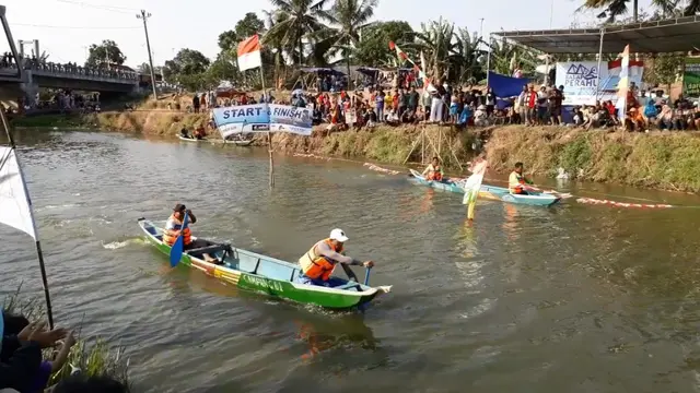 Penonton berjubel dalam pertandingan balap perahu di Sungai Cibeureum, Sidareja, Cilacap. (Foto: Liputan6.com/Muhamad Ridlo)