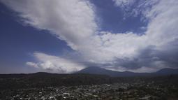 Aktivitas gunung berapi tersebut meningkat selama seminggu terakhir. (AP Photo/Marco Ugarte)