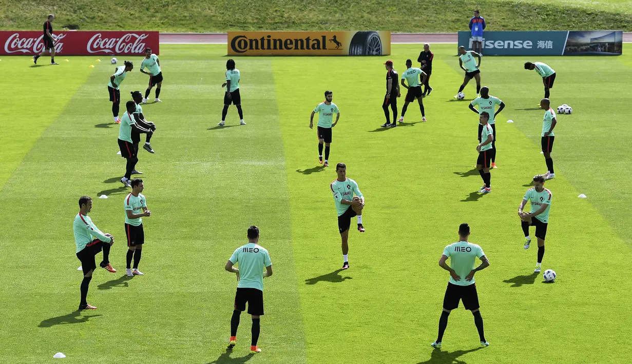 Para Pemain Portugal saat melakukan pemanasan pada sesi latihan sebelum melawan Prancis pada Ffinal Piala Eropa 2016 di Marcoussis, Paris selatan, (8/7/2016). (AFP/Francisco Leong)