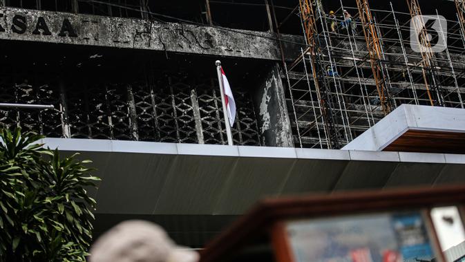 Pekerja memasang 'scaffolding' atau struktur besi untuk melakukan perbaikan Gedung Kejaksaan Agung, Jakarta, yang hangus terbakar, Rabu (7/10/2020).  Kebakaran pada 22 Agustus 2020 lalu mengakibatkan kerusakan berat pada seluruh bangunan Gedung Utama Kejaksaan Agung. (Liputan6.com/Faizal Fanani)