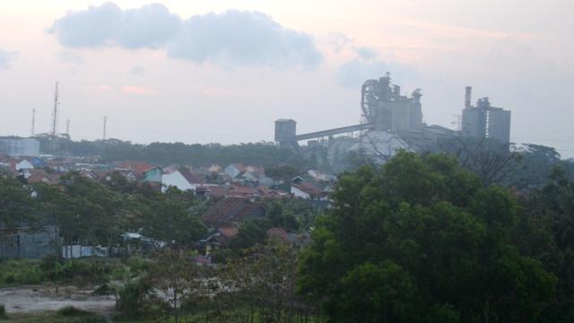 Pabrik semen, Cilacap, Jawa Tengah. (Foto: Liputan6.com/Muhamad Ridlo)
