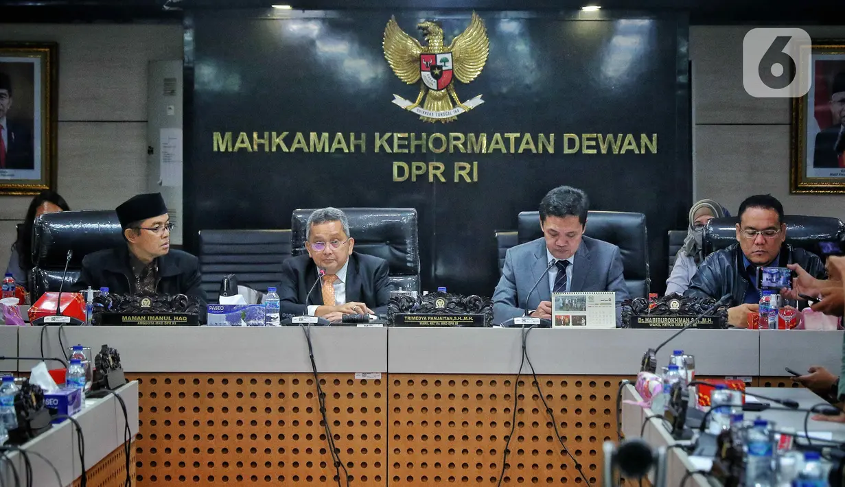 Wakil Ketua Mahkamah Kehormatan Dewan (MKD) DPR RI selaku pimpinan sidang, Trimedya Panjaitan (kedua kiri), didampingi pimpinan lainnya Habiburokhman (kedua kanan) dan Maman Imanul (kiri) memimipin jalannya sidang putusan dugaan pelanggaran etik dari anggota Komisi I Effendi Simbolon terkait ucapannya "TNI seperti gerombolan" di Kompleks Parlemen, Senayan, Jakarta, Kamis (15/9/2022). Dalam sidang tersebut, MKD DPR memutuskan untuk menghentikan kasus aduan terkait ucapan dari Effendi Simbolon. (Liputan6.com/Angga Yuniar)