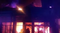 Ditinggal Penjaga, 2 Rumah Pembuat Bantal Guling Terbakar