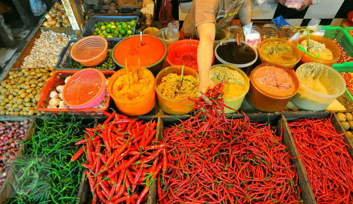 Harga cabai di Kalimantan sudah Rp 150.000 per kilogram (kg), di Jawa Barat sudah di atas Rp 100.000 per kg, DKI Jakarta masih di kisaran Rp 100.000 sampai Rp 110.000 per kg, Tangerang, Jumat (6/1). (Liputan6.com/Angga Yuniar)