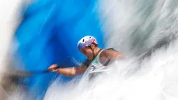  Atlet Kano Rusia, Marta Kharitonova, beraksi dalam sesi latihan jelang Olimpiade Rio 2016 di Stadion Whitewater, Rio de Janeiro, Brasil, (1/8/2016). (EPA/Valdrin Xhemaj)