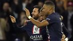Paris Saint-Germain (PSG) memastikan lolos ke babak 16 Besar Liga Champions 2022/2023 usai menang telak 7-2 atas tamunya Maccabi Haifa pada matchday ke-5 Grup H di Parc des Princes stadium, Rabu (26/10/2022) dini hari WIB. Lima dari tujuh gol PSG disumbang oleh tiga pemain andalan mereka, Kylian Mbappe, Neymar dan Lionel Messi yang akrab dengan sebutan Trio MNM. (AP/Christophe Ena)