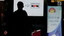 Seorang petugas berjalan melewati layar monitor yang menampilkan karikatur pemberantasan korupsi di lobi Gedung KPK, Jakarta, Selasa (20/3). Karikatur tersebut sebagai contoh proses pencegahan korupsi sejak dini. (Merdeka.com/Dwi Narwoko)