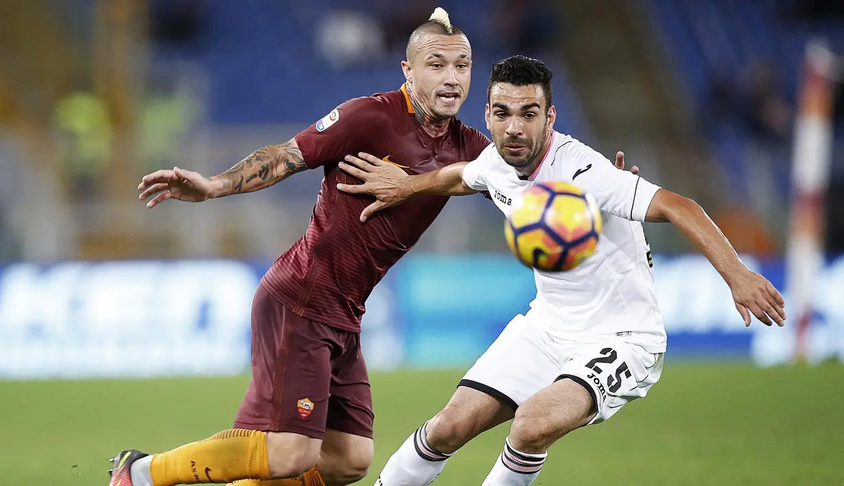 Pemain AS Roma, Radja Nainggolan (kiri) berebut bola dengan pemain Palermo, Bruno Henrique  pada lanjutan Serie A di Olimpico stadium, Roma, Senin (24/10/2016) dini hari WIB. (EPA/Riccardo Antimiani)