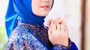 Dengan hijab dan busana serba biru ini, Jihan Audy terlihat lebih dewasa. Padahal umurnya masih belasan tahun. (Liputan6.com/IG/@jihanaudy123_real)