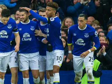 Para pemain Everton merayakan gol yang dicetak Kevin Mirallas, ke gawang Manchester City pada laga Liga Inggris di Stadion Goodison Park, Inggris, Minggu (15/1/2017). Everton menang 4-0 atas City. (EPA/Peter Powell)