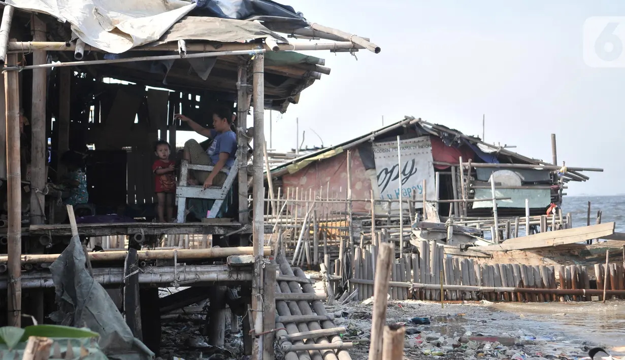 Aktivitas warga di pesisir Kampung Baru, Cilincing, Jakarta, Selasa (22/10/2019). Kampung Baru atau biasa dikenal Kampung Nelayan merupakan salah satu wilayah di Jakarta Utara yang letaknya berdampingan dengan laut. (merdeka.com/Iqbal Nugroho)