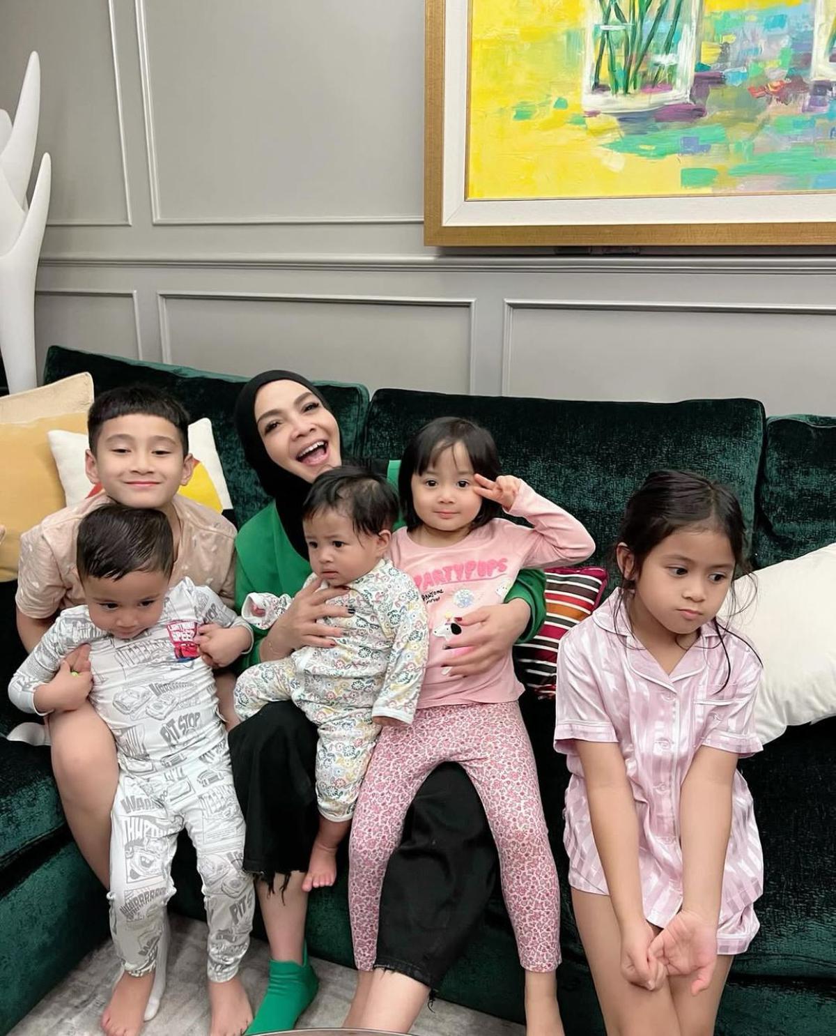 5 Potret Momen Seru Kebersamaan Rieta Amilia dan Lima Cucunya, Begini Kekompakannya!