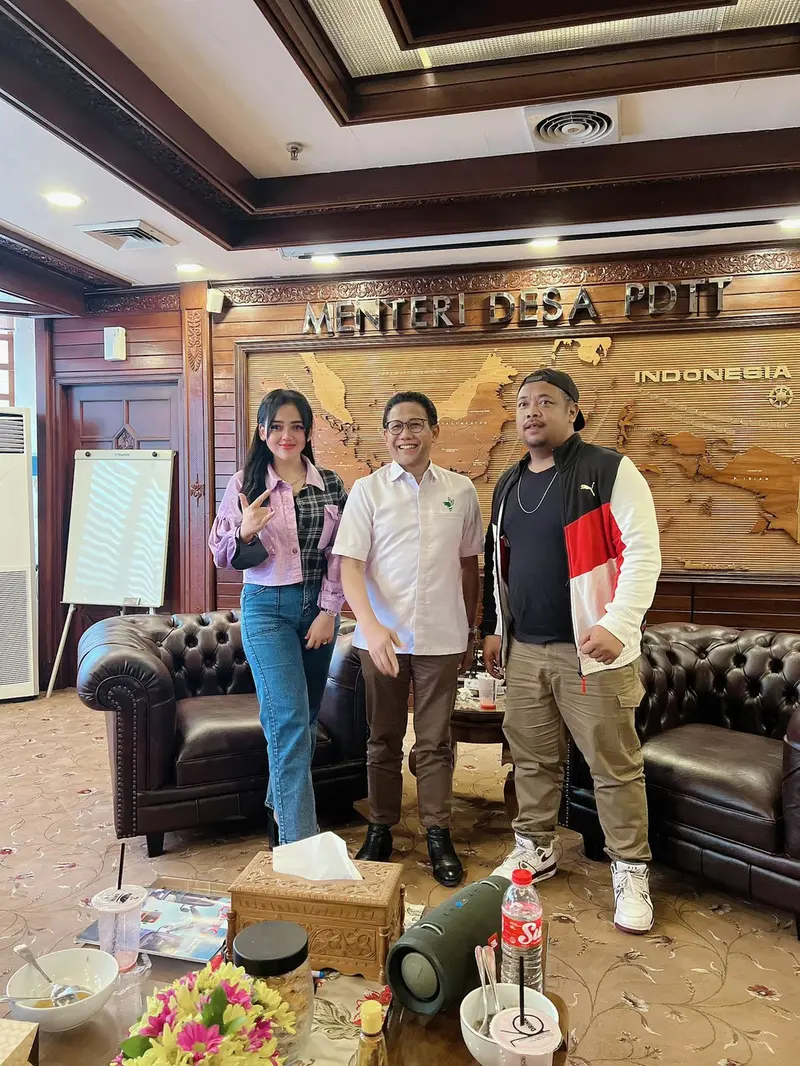 Clara Gopa bersama Abah Lala di kantor Kemendes PDTT