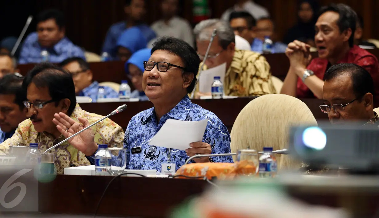 Mendagri Tjahjo Kumolo (tengah) bersama Menteri ATR/Kepala BPN Sofyan Djalil dan Mensesneg Pratikno (kiri) mengikuti rapat kerja Komisi II DPR dengan kementerian dan lembaga, di Kompleks Parlemen, Jakarta, Senin (3/10). (Liputan6.com/Johan Tallo)