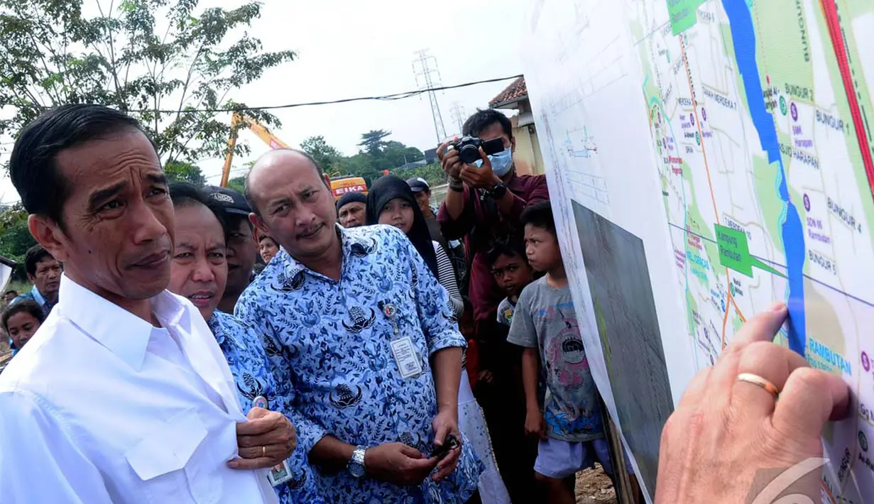 Jokowi langsung memantau detail pembangunan proyek yang terpampang di papan yang tersedia di dekat proyek waduk Kampung Rambutan (Liputan6.com/Andrian M Tunay).