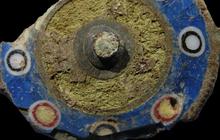 Arkeolog Temukan Bros Romawi Kuno Langka dari Abad Kedua Masehi, Permukannya Berlapis Enamel