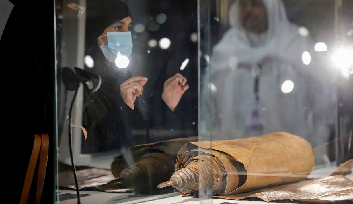 Pengunjung melihat gulungan Taurat dari abad ke-16 yang dipajang di Pameran Buku Internasional Saudi di Riyadh pada 4 Oktober 2023. (Fayez Nureldine / AFP)