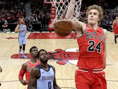 Aksi pemain Chicago Bulls, Lauri Markkanen #24 melakukan dunks saat melawan Memphis Grizzlies pada lanjutan NBA basketball game di United Center, Chicago, (7/3/2018). Chicago Bulls menang 119-110. (AP/Charles Rex Arbogast)