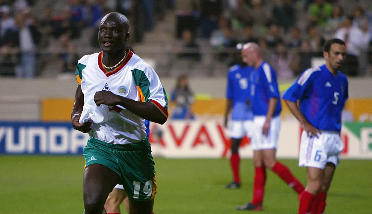 Gelandang Senegal Pape Bouba Diop (kiri) melakukan selebrasi setelah mencetak gol pertama Piala Dunia FIFA 2002 Korea/Jepang di Seoul, 31 Mei 2002. Senegal unggul 1-0 atas juara bertahan Prancis dalam pertandingan pembuka Grup A . (AFP PHOTO/Patrick HERTZOG)