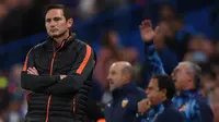 Reaksi manajer Chelsea, Frank Lampard usai skuat asuhannya kalah atas Valencia pada laga perdana Grup H Liga Champions di Stamford Bridge, Rabu (18/9/2019). Debut Frank Lampard bersama Chelsea di Liga Champions tercoreng dengan kekalahan 0-1 atas Valencia. (DANIEL LEAL-OLIVAS / AFP)