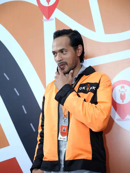 Oka Antara yang sering terlihat klimis, kali ini terlihat sedikit gondrong. (Nurwahyunan/Bintang.com)