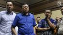 Terdakwa perintangan proses penyidikan KPK, Lucas (kedua kiri) usai sidang putusan di Pengadilan Tipikor, Jakarta, Rabu (20/3). Hakim menyebut Lucas terbukti bersalah merintangi penyidikan KPK atas kasus Eddy Sindoro. (Liputan6.com/Helmi Fithriansyah)
