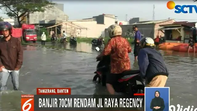 Dua truk dan delapan perahu karet milik BPBD Kota Tangerang dikerahkan untuk membantu mobilitas warga.