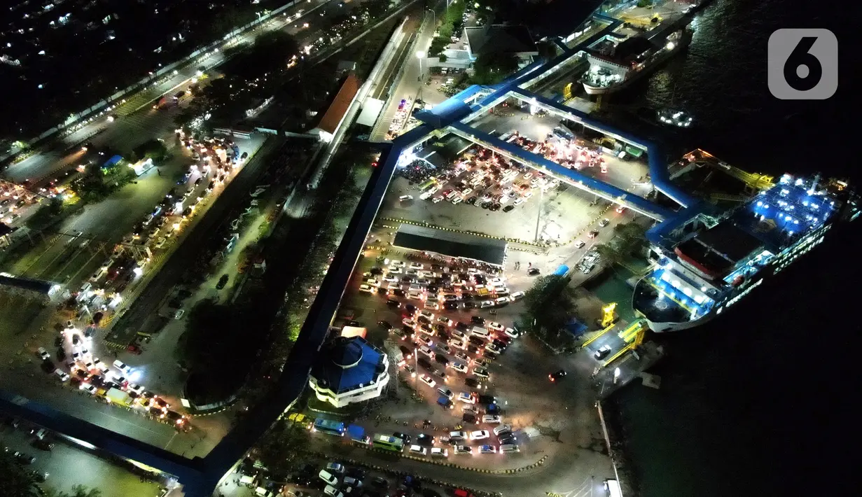 <p>Foto udara kendaraan pribadi pemudik mengantre untuk memasuki kapal "Roll on-Roll off" (RoRo) di Pelabuhan Merak, Banten, Kamis (28/4/2022). Pelabuhan Merak terpantau ramai pemudik pada puncak arus mudik H-3 Idul Fitri atau Lebaran 2022. Peningkatan pemudik dan kendaraan di pelabuhan tersebut menyebabkan kemacetan. (Liputan6.com/Angga Yuniar)</p>