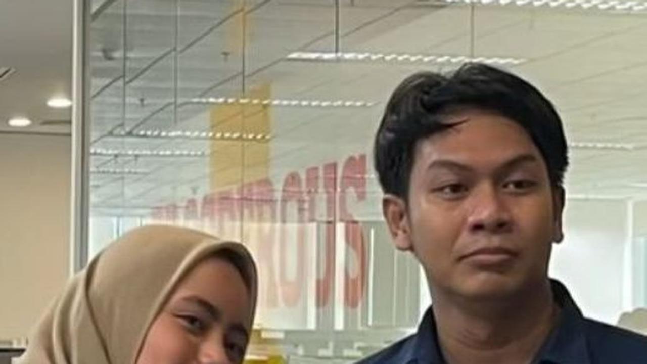 Viral Pria Diduga Lamar Sang Kekasih di Kantor dengan Adu Pantun, Aksinya Bikin Ngakak