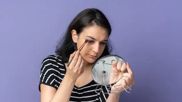 Ingin Tampilan Mata yang Lebih Soft? Berikut Tips Menggunakan Eyeshadow sebagai Eyeliner