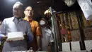 Menteri Perdagangan Zulkifli Hasan (kiri) bersama Wakil Menteri Perdagangan Jerry Sambuaga (tengah) meninjau harga tempe di Pasar Cibubur, Jakarta, Kamis (16/6/2022). Kunjungan tersebut dilakukan untuk melihat dan memantau langsung harga bahan pokok guna memastikan harga stabil menjelang Hari Raya Idul Adha 1443 Hijriah. (Liputan6.com/Herman Zakharia)