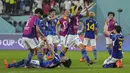 <p>Skor 2-1 bertahan hingga laga usai. Jepang menang atas Spanyol saat matchday ketiga Grup E dan lolos ke babak 16 Besar Piala Dunia 2022 sebagai pemuncak klasemen. Samurai Biru nantinya akan berjumpa dengan Kroasia sebagai runner up Grup F. Sementara Spanyol akan berhadapan dengan Maroko. (AP/Julio Cortez)</p>