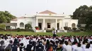 Sejumlah murid sekolah dasar berkumpul di halaman Istana, Jakarta, Rabu (17/8). Sebanyak 500 pelajar menikmati membaca dan mendengarkan dongeng di halaman istana untuk memperingati Hari Buku Nasional. (Liputan6.com/Angga Yuniar)