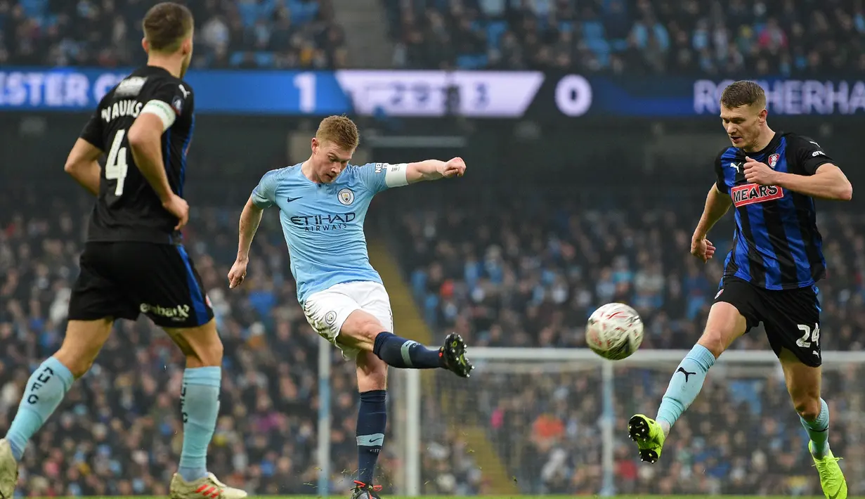 Gelandang Manchester City Kevin De Bruyne (tengah) dibayang-bayangi Will Vaulks (kiri) dan Michael Smith (kanan) saat menghadapi Rotherham United pada putaran ketiga Piala FA di Stadion Etihad, Manchester, Inggris, Minggu (6/1). (Oli SCARFF/AFP)