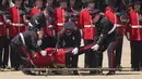 Acara ini merupakan latihan untuk Trooping the Colour, parade militer tahunan yang diadakan setiap bulan Juni untuk menandai ulang tahun resmi raja. (AP Photo/Alberto Pezzali)