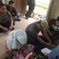 Pernikahan Jamal dan Mursida disaksikan Kapolsek Kotabaru, AKP Hendra Manurung dan anggotanya serta pihak keluarga kedua mempelai. (Liputan6.com/B Santoso)