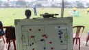 Papan strategi yang dipakai pelatih Indonesia U16 saat melawan  Jepang U16 dalam ujicoba yang digelar di Lapangan Padepokan Voli Indonesia, Sentul, Bogor. Selasa (15/4)