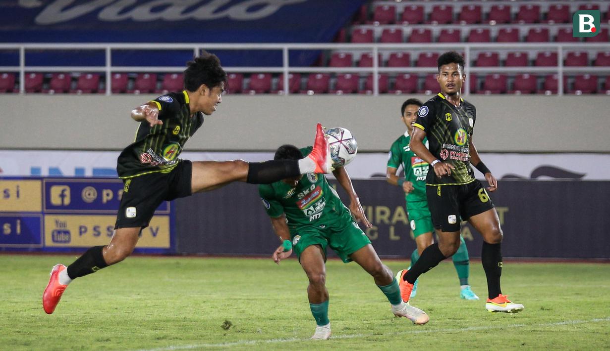 Setelah Dandi Maulana mencetak gol, Barito Putera kian di atas angin. Tim berjuluk Laskar Antasari terus menggempur lini pertahanan PSS Sleman. (Bola.com/Bagaskara Lazuardi)