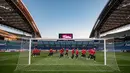 Para pemain Jepang mengambil bagian dalam sesi latihan di Stadion Saitama di Saitama (31/1/2022). Jepang akan bertanding melawan Arab Saudi Grup B putaran 3 Kualifikasi Piala Dunia 2022 Zona AFC. (AFP/Philip Fong)