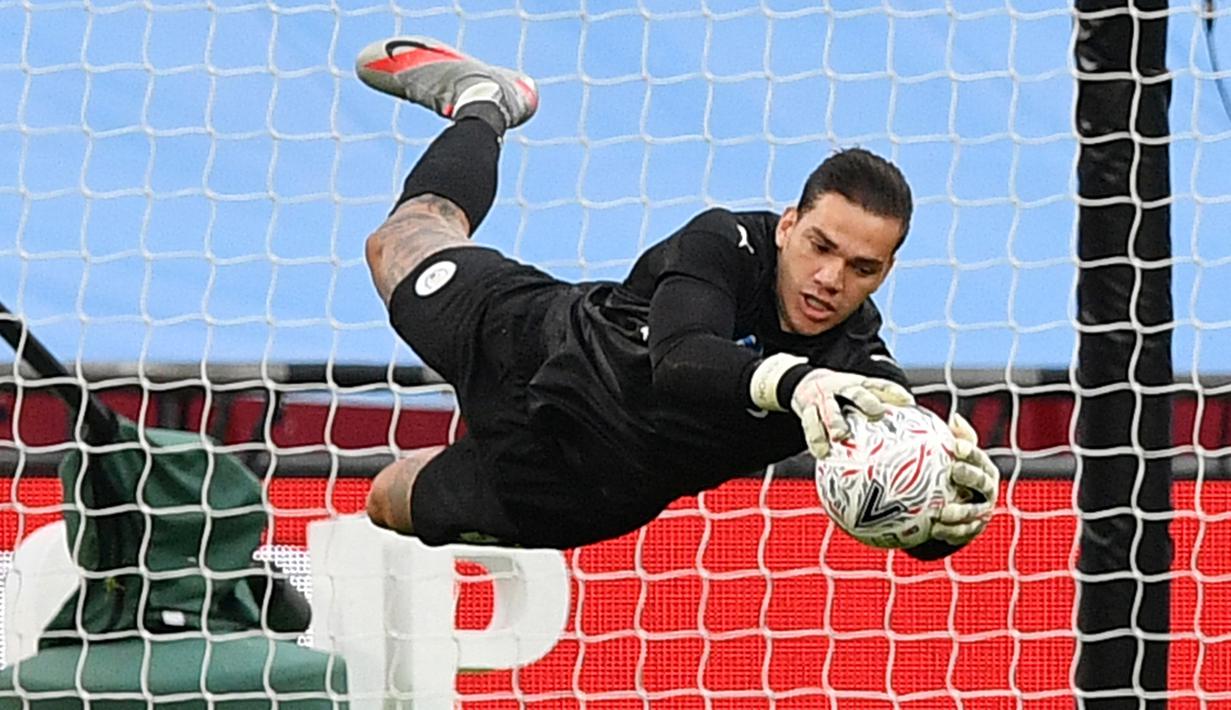 2. Ederson Moraes (Manchester City). Kiper asal Brasil berusia 27 tahun ini telah membuat 7 kali clean sheets dalam 14 penampilannya selama 1260 menit. (AFP/Justin Tallis/Pool)
