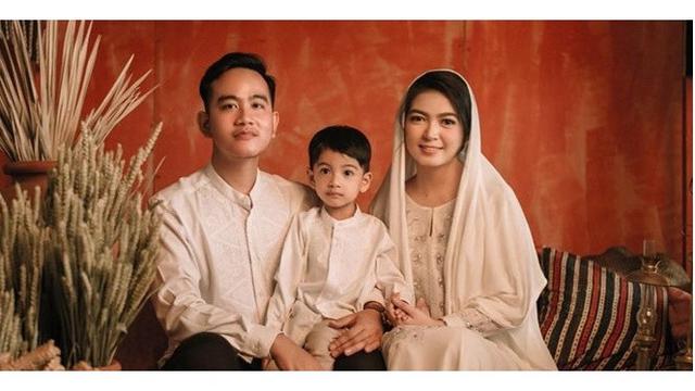 Ini Potret Manis Keluarga Kecil Gibran Rakabuming Saat Berbusana Muslim